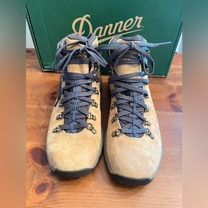 Danner wms Mountain 600 waterproof tan size 11